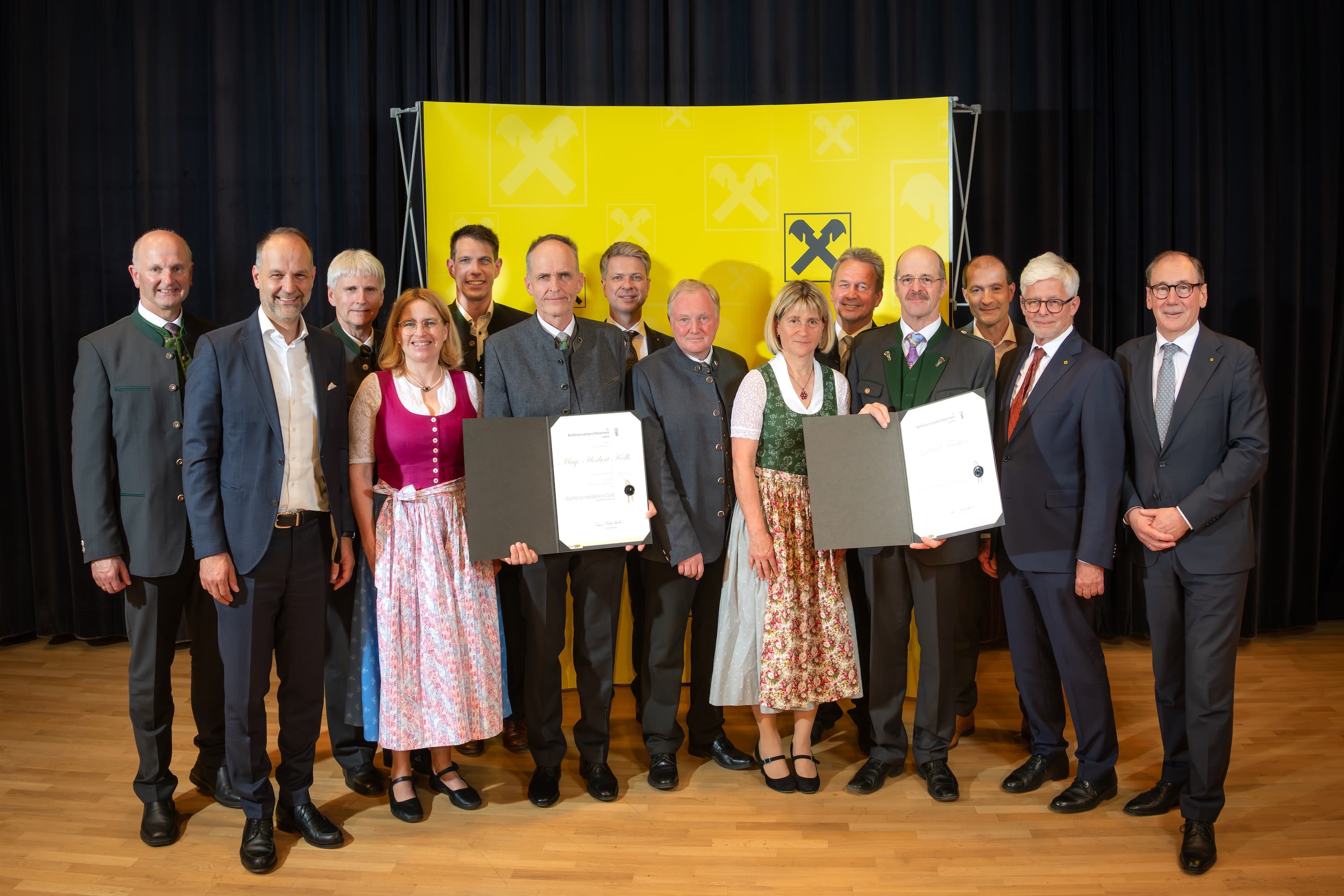Herbert Kolb und Gabriel Feichter erhielten die Raiffeisen Ehrenmedaille in Gold.
