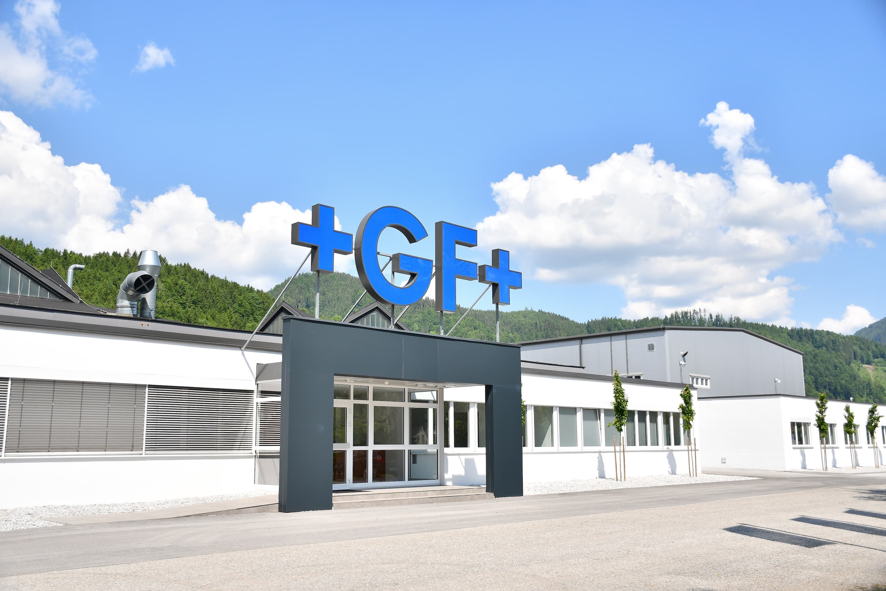 Auch die Werke in Altenmarkt und St. Gallen gehören nun zum Nemak-Konzern. Ob die Pläne der neuen Eigentümer Auswirkungen auf diese Niederlassungen haben, wird sich in den nächsten Monaten zeigen.