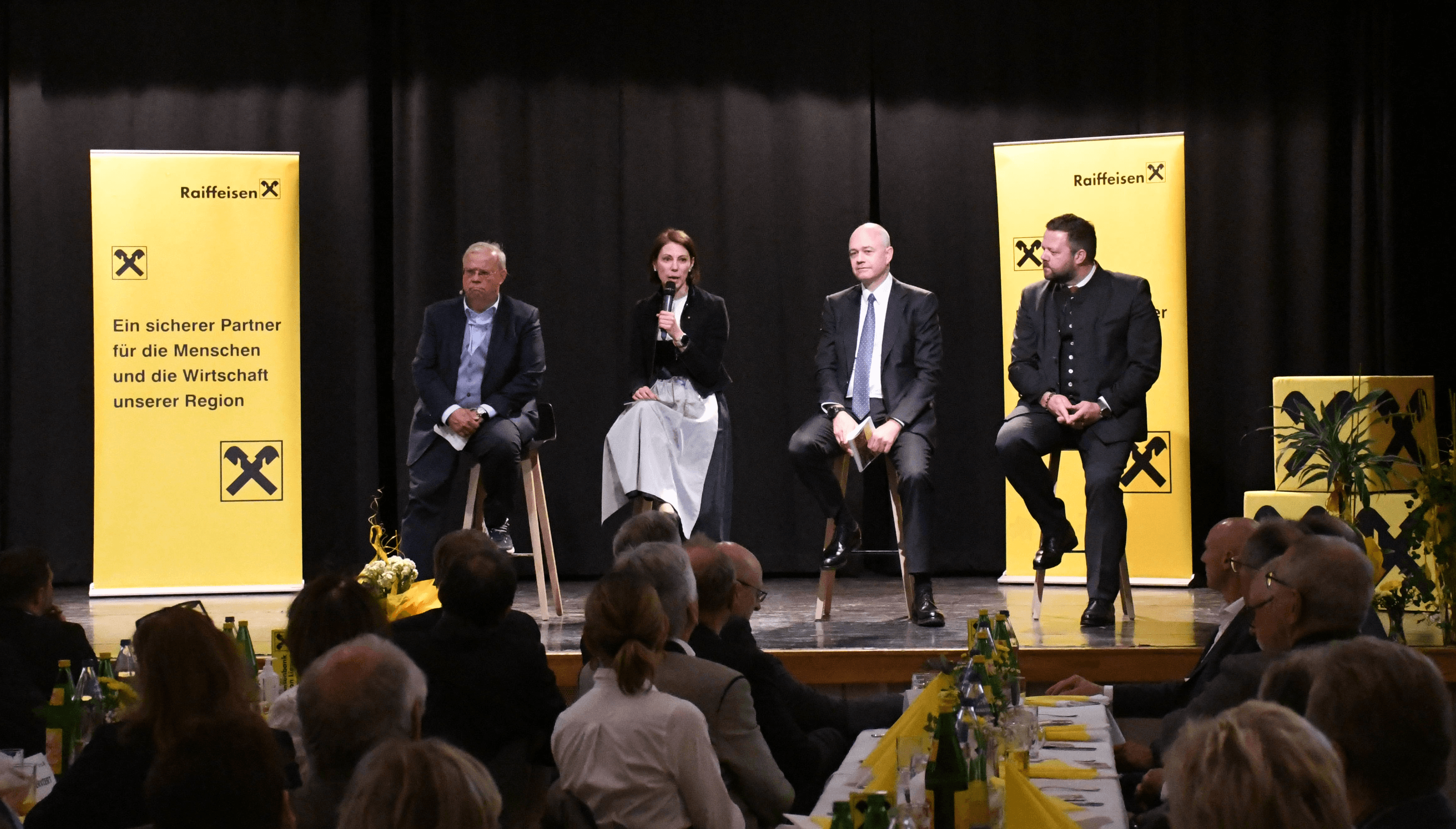 Von links: ORF-Auslandskorrespondent Christian Wehrschütz, RLB-Vorstandsdirektorin Ariane Pfleger, RBI-Vorstand Hannes Mösenbacher, Aufsichtsratsvorsitzender Franz Pichler.