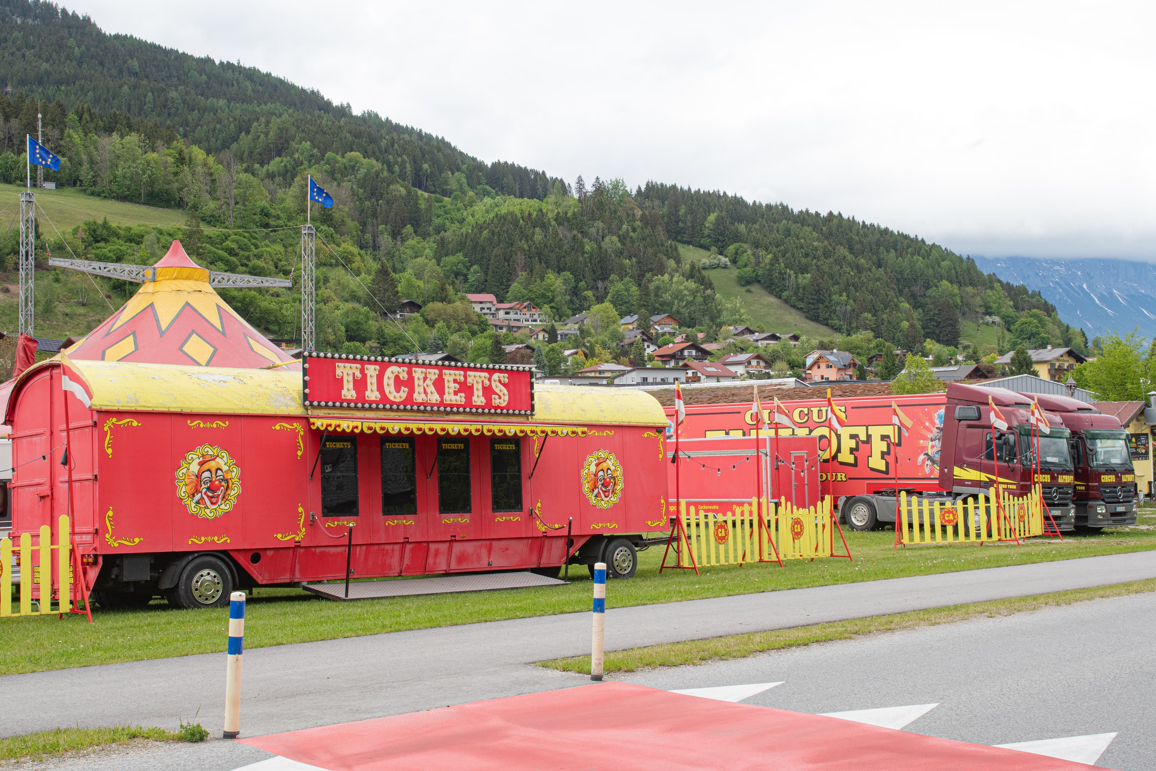 Zelte, Gehege, Wohnwägen und Lastautos – der Circus Althoff hat sein Lager auf der Festwiese in Gröbming aufgeschlagen.