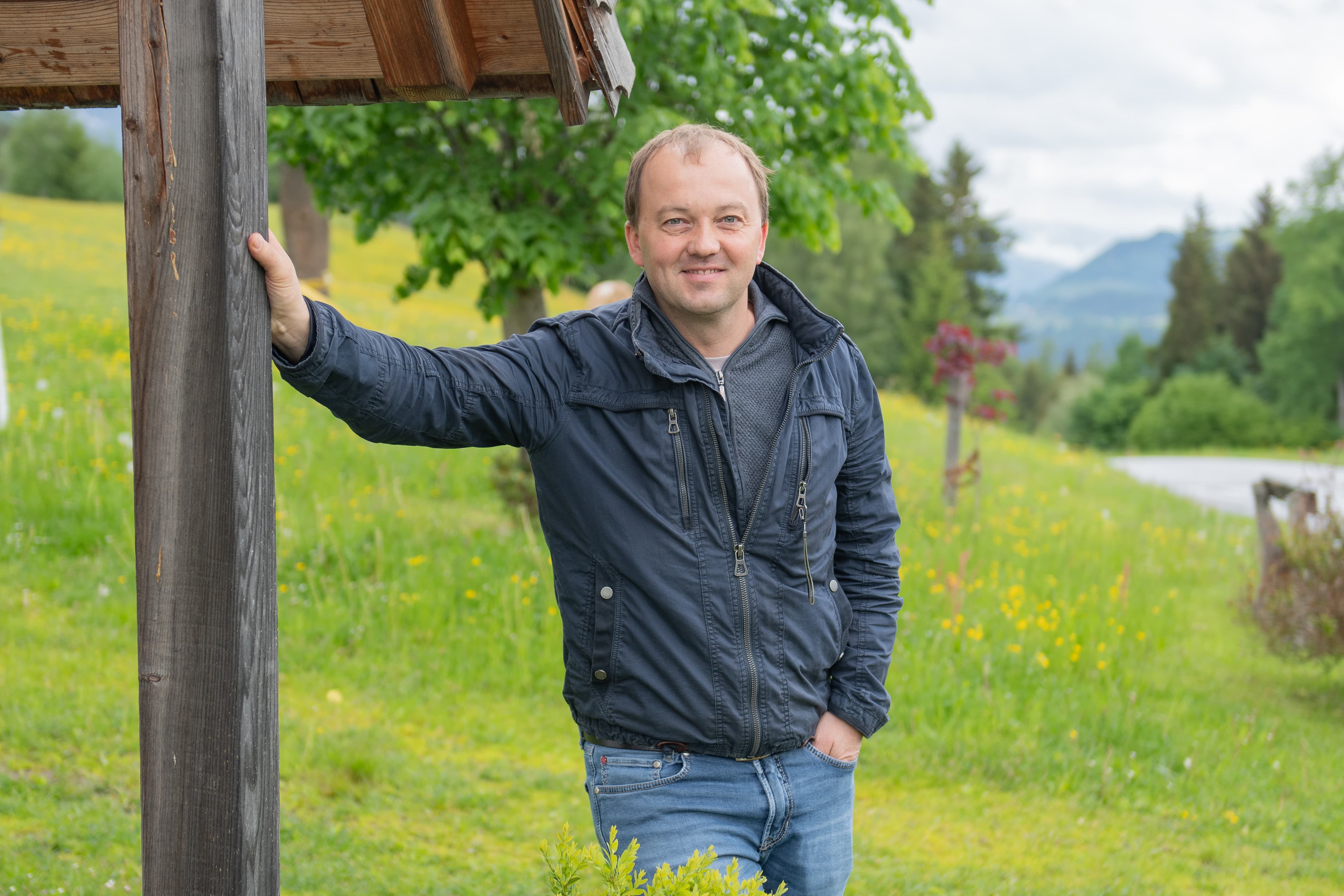 Walter Greimeister betreibt einen Bergbauernhof in Niederöblarn, ist Komponist und Lehrer. Kommende Woche präsentiert er sein musikalisches Kinderbuch „Auch Schutzengel brauchen Freunde“.
