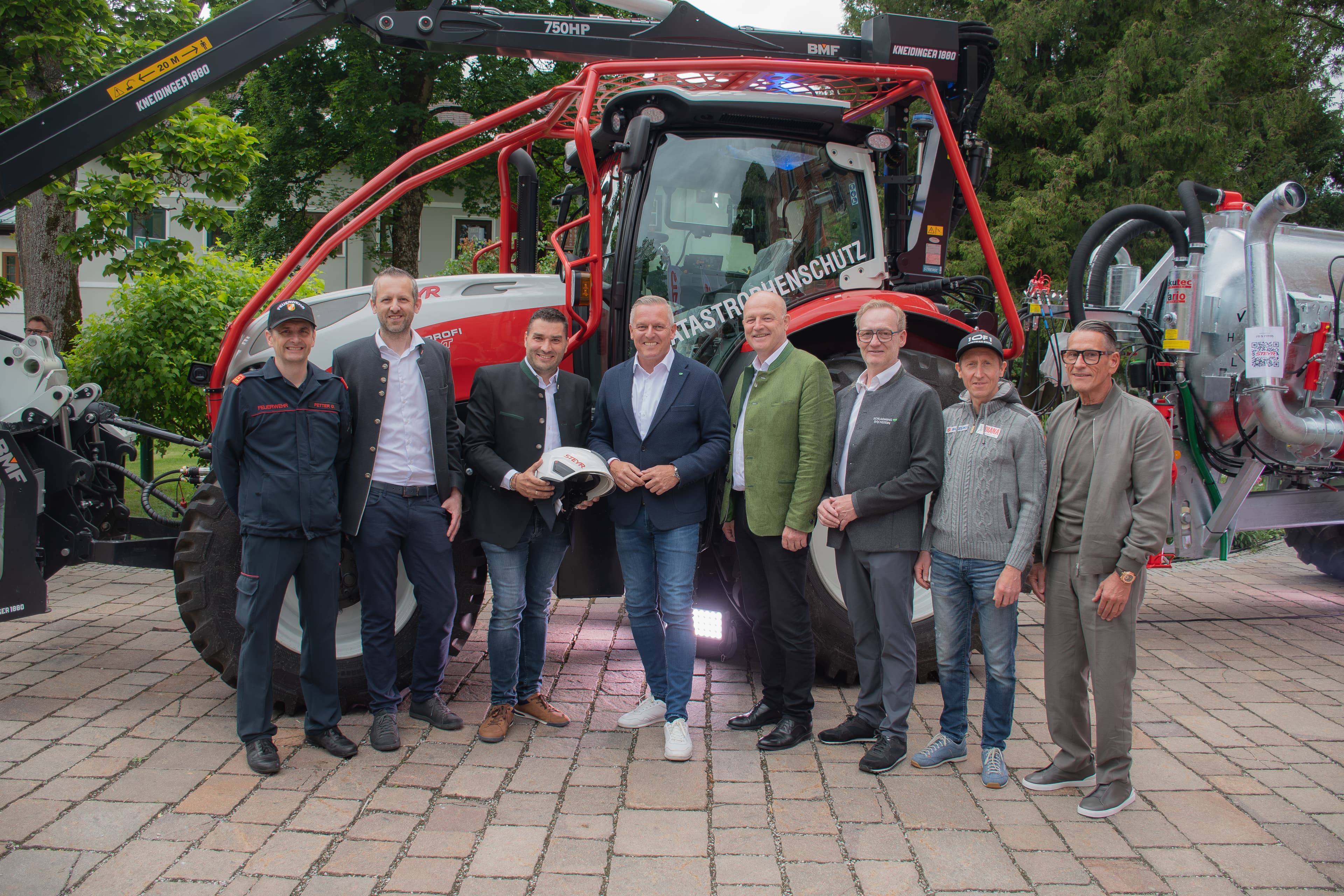 Von links: HBI Gerald Petter, Christoph Steinmassl und Florian Kirchhamer (Steyr), LH Mario Kunasek, Bgm. Hermann Trinker, Andreas Keinprecht (Tourismusregion Schladming-Dachstein), Ausdauersportler Christian Hoffmann und Veranstalter Klaus Leutgeb.