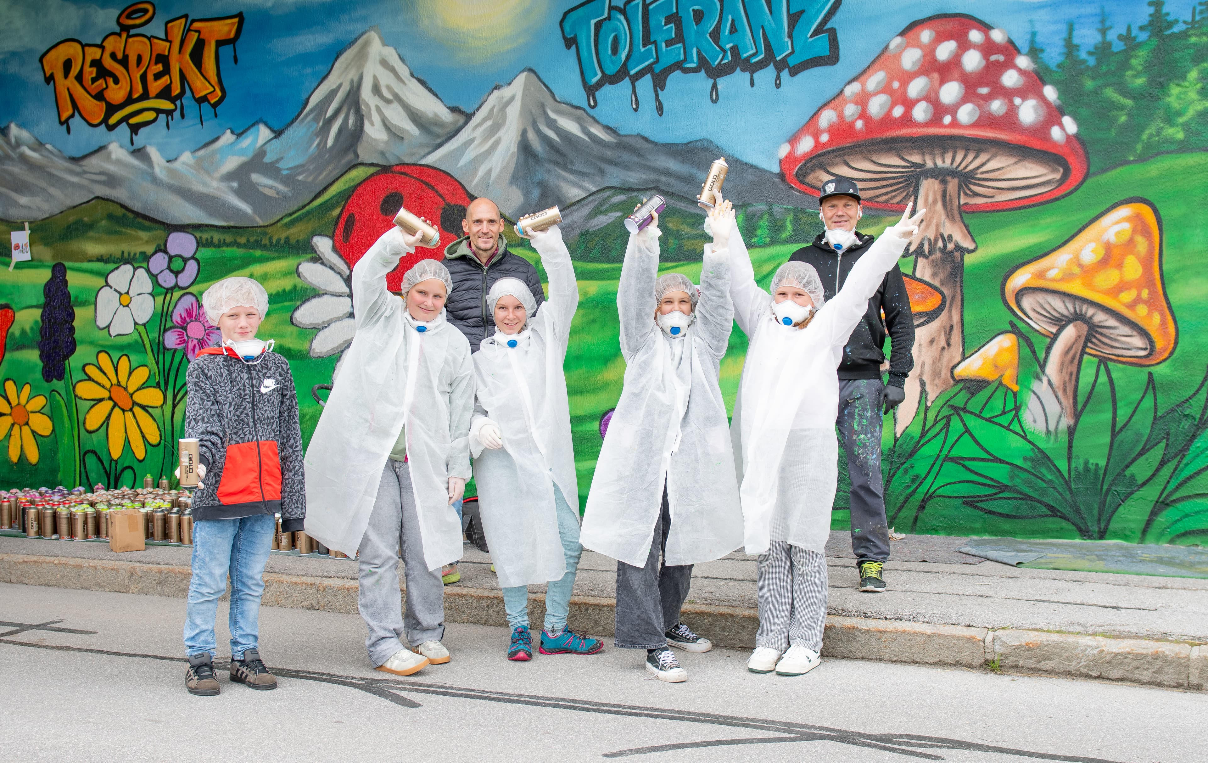 Klassenvorstand Marvin Weinberger (Mitte hinten) und Künstler André Zechmann (rechts) mit den Kindern der 2. Klasse.