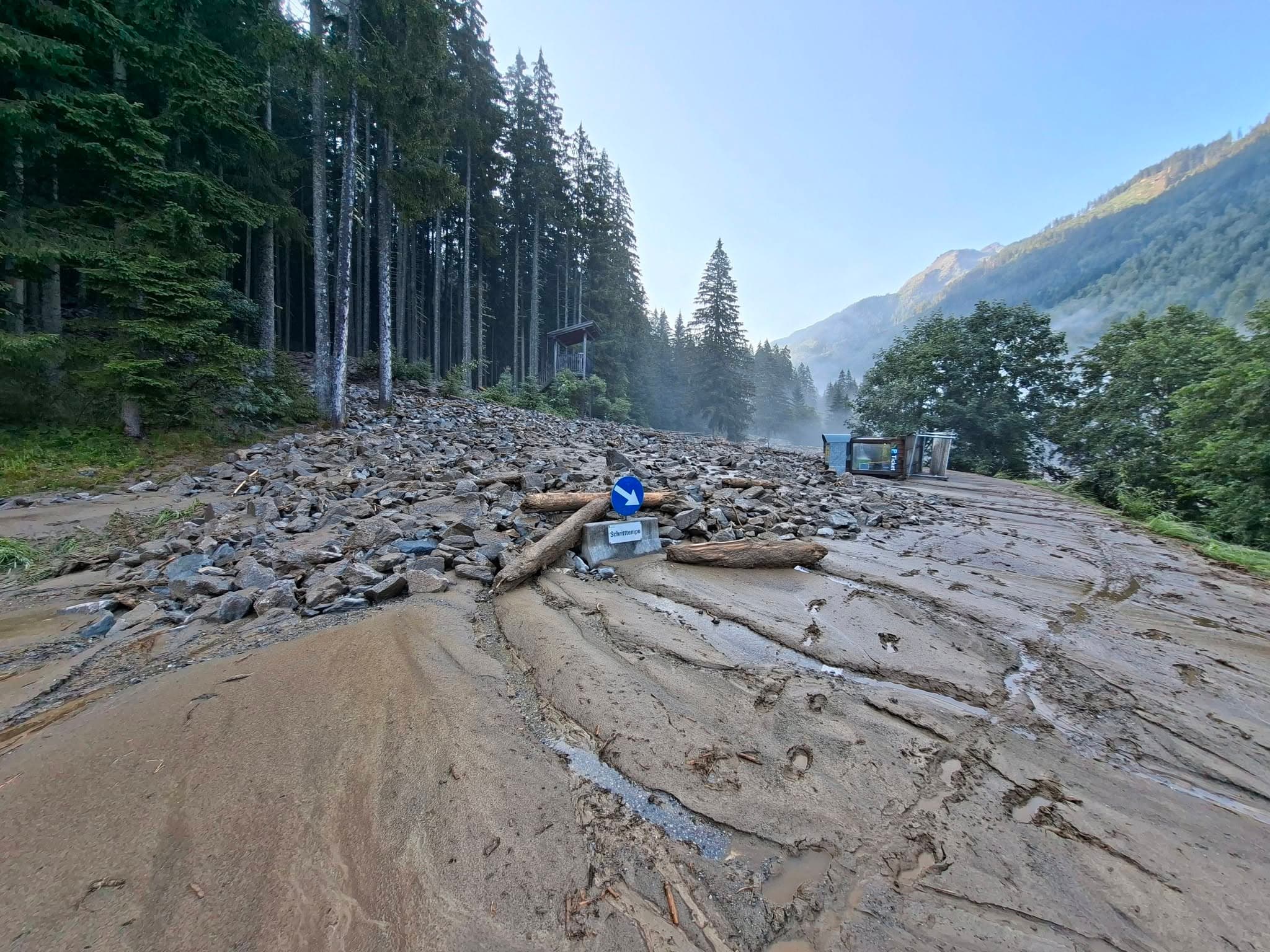 Die Untertalstraße in Schladming wurde bei der Wilden-Wasser-Mautstation auf über 600 Meter vermurt.