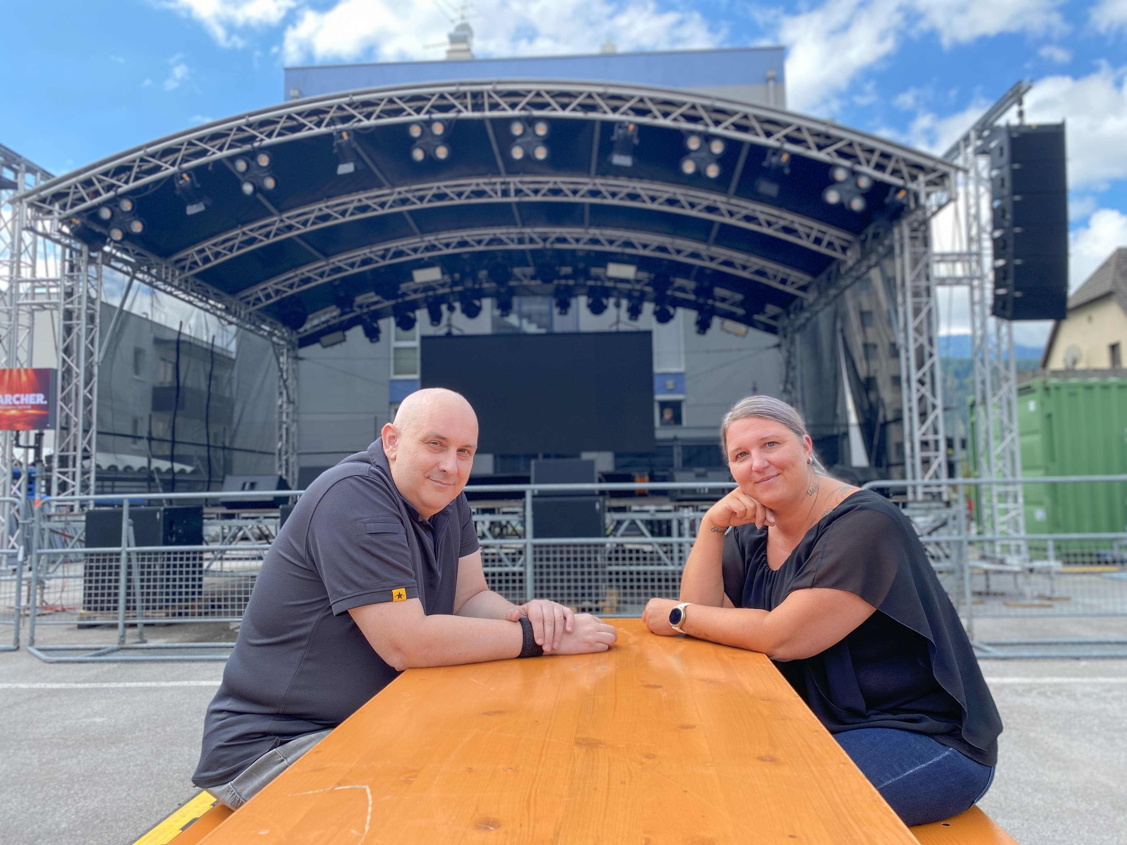 Kulturreferentin Angelika Platzer und Citymanager Heinz Treschnitzer beim Lokalaugenschau kurz vor Beginn des Sommerbühnen-Festivals.