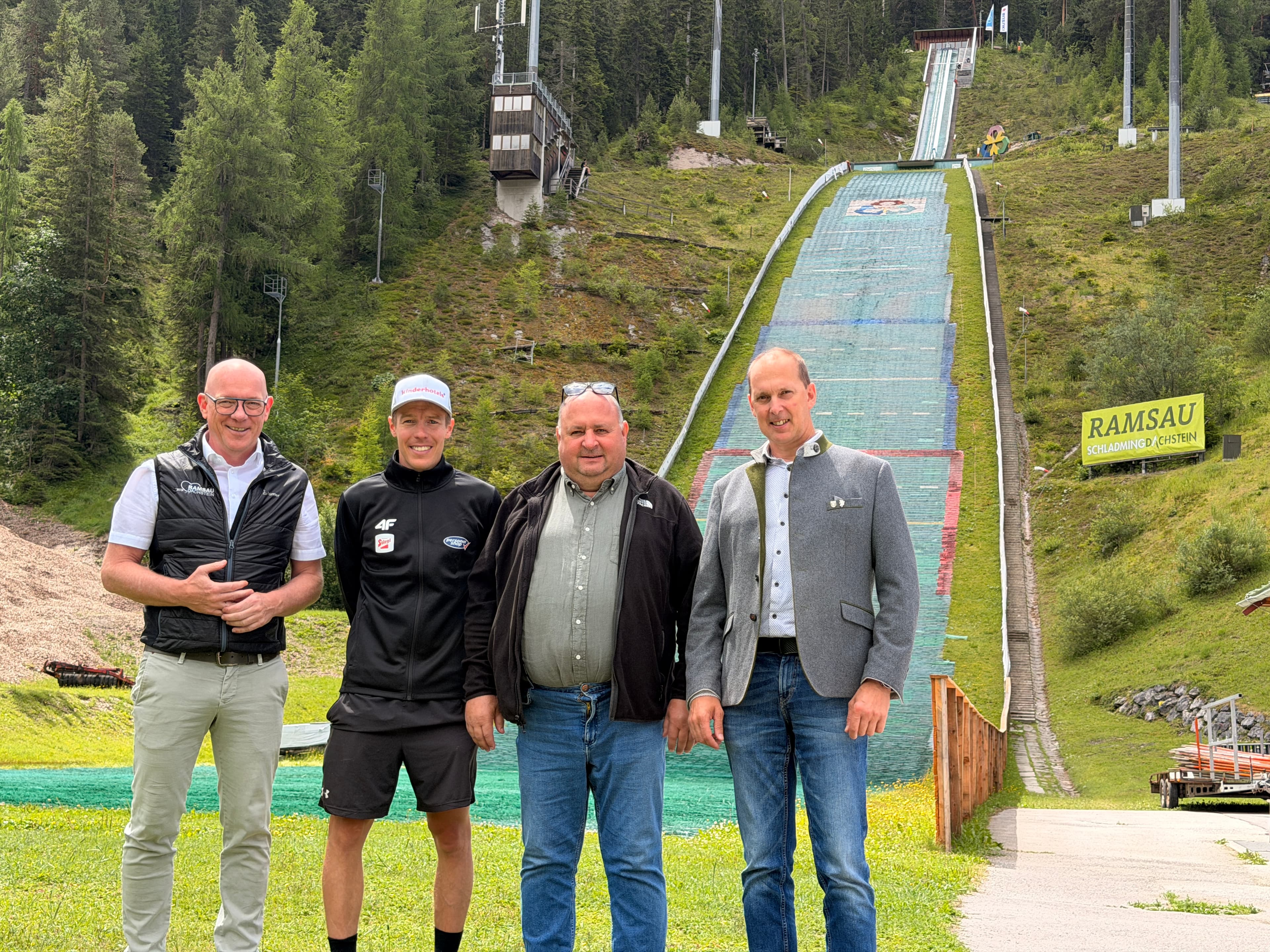 Lokalaugenschein an der Sprungschanze (v.l.): Thomas Glaser (GF Ramsauer Verkehrsbetriebe), Franz-Josef Rehrl, GF Peter Riedel und Bürgermeister Johannes Uttinger.
